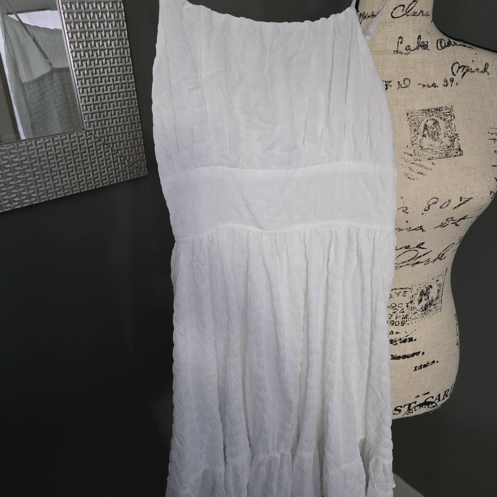 Elegant White Sleeveless Dress